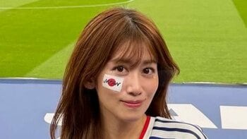 「スタイル抜群」中川安奈 “美脚”際立つ青ユニ×ショートパンツ姿公開！W杯ブラジル戦を現地観戦のスタジアムオフショットに「羨ましい」