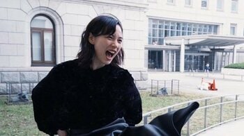 のん 120度のド迫力”脚上げ”を披露！本人も「謎」と綴る“大暴れ”ロングスカート姿に反響「力強く美しい」「エレガント！！」