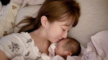 【18歳差姉妹ショット】辻󠄀希美 長女・希空が次女・夢空ちゃんを抱っこする姿に「尊いなぁ…」お世話する様子を公開