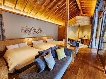 【VILLA BRAMARE】開業3周年｜滞在体験をさらに充実。グループ向け「トリプル・フォースルーム」と最前列観戦チケット付きプランが登場