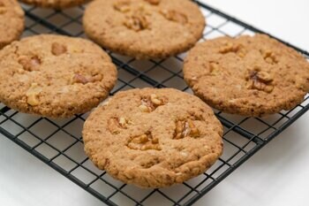 植物性100％とは思えないコク深さ。『オートミールクッキー メープルくるみ』をスナックミーオンラインストアで期間限定発売