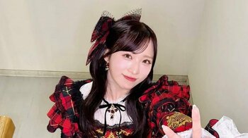 「最強アイドルすぎ」AKB48小栗有以 雪で大はしゃぎの“デートショット”に「雪の女王様みたい」！絶景バックにジャンプするご機嫌な姿にファン歓喜