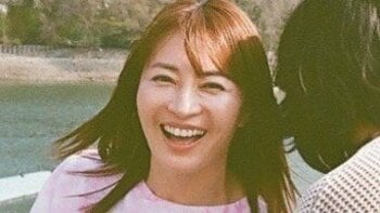 新山千春 14歳年下の夫とのツーショット披露！カメラマンはあの人気俳優！？弾ける笑顔を浮かべたエモすぎる仕上がりに「幸せそう」