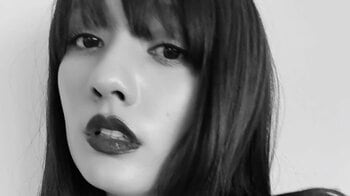 谷まりあ 赤リップの至近距離自撮りショット公開！大人っぽい表情でカメラをじっと見つめる姿に「色っぽい」「魅力的！」