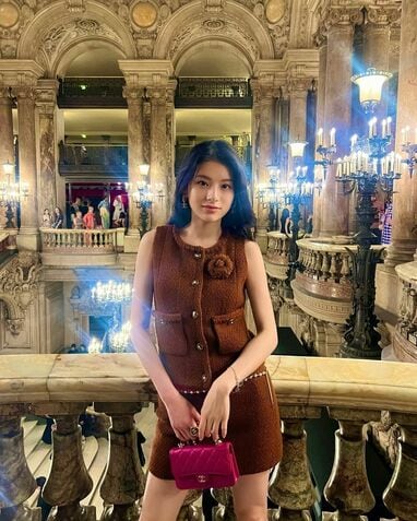 出口夏希 ミニスカ&セットアップの全身シャネルコーデで美スタイル披露