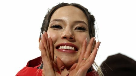 年収35億円超“史上最多メダル”獲得選手のファンサービス姿をカメラが捉えた！歴史的な瞬間をビッグスマイルで喜ぶ現役女子大学生モデル【ミラノ・コルティナ五輪】