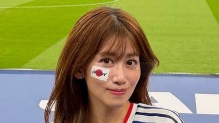 「スタイル抜群」中川安奈 “美脚”際立つ青ユニ×ショートパンツ姿公開！W杯ブラジル戦を現地観戦のスタジアムオフショットに「羨ましい」