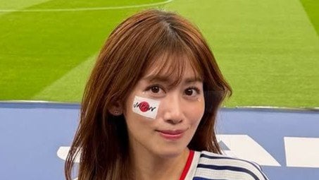 「スタイル抜群」中川安奈 “美脚”際立つ青ユニ×ショートパンツ姿公開！W杯ブラジル戦を現地観戦のスタジアムオフショットに「羨ましい」