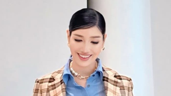 「凄いブーツ」アン ミカ 豪華絢爛な“大人ラブブ”コーデ披露！美脚際立つミニ丈ドレスの浮遊ショットに反響「ゴージャスすぎ！」