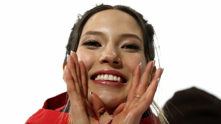 年収35億円超“史上最多メダル”獲得選手のファンサービス姿をカメラが捉えた！歴史的な瞬間をビッグスマイルで喜ぶ現役女子大学生モデル【ミラノ・コルティナ五輪】