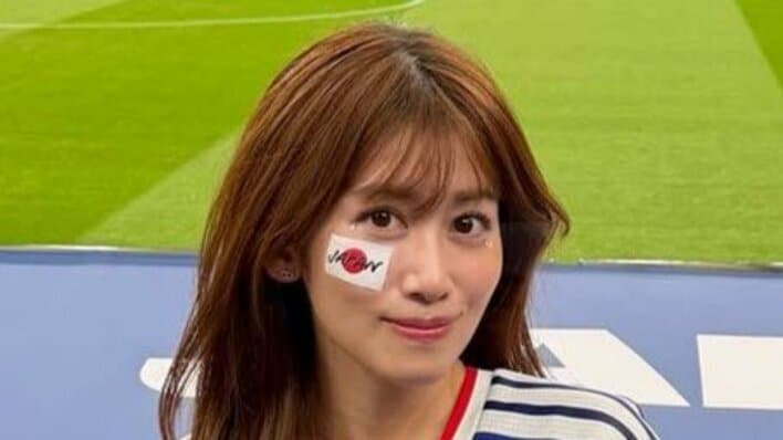 【画像8枚】「スタイル抜群」中川安奈 ブラジル戦を現地観戦！“美脚”際立つ青ユニ×ショートパンツ姿を見る