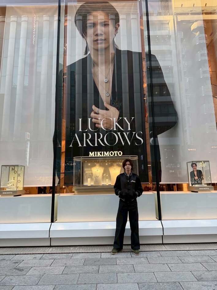 神宮寺勇太 「大きな神宮寺」との2ショットを披露！変装なしで街に降臨