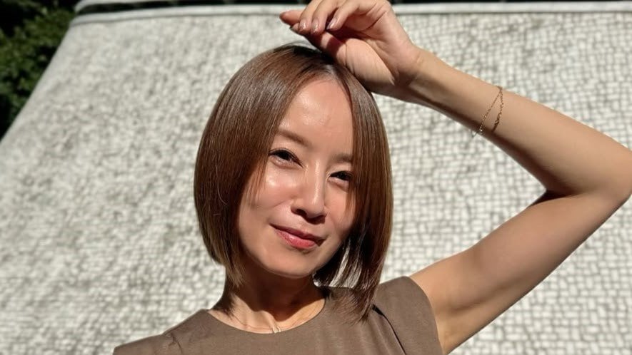 体型変わらないの凄い」3児の母・鈴木亜美(43) 美脚スラリのミニ丈私服