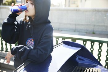 日本が誇るカーカルチャーの魅力を凝縮したナイトパーティー「Red Bull Tokyo Drift」数量限定のコラボアイテムを購入して、完全招待制イベントの貴重なチケットを手に入れよう！