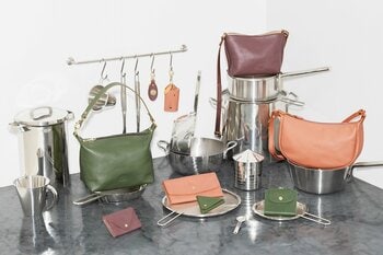 〔イル ビゾンテ〕ゆったりと穏やかな時を刻む幸せな食卓から着想を得た COLOR LEATHER