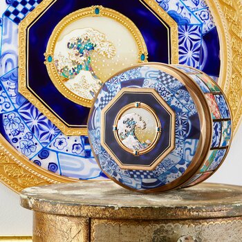 「東京都美術館開館100周年記念　大英博物館日本美術コレクション　百花繚乱～海を越えた江戸絵画」限定、"浮世絵タイル"と"陶器"がテーマの『The Great Wave 缶』を新発売
