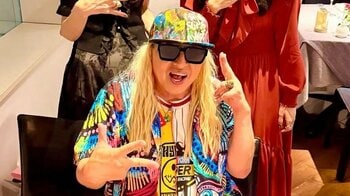 「最KOOにステキ」DJ KOO 妻と娘と“おそろいDJポーズ”の3ショット公開！楽曲ヒットお祝いで映えプレートと笑顔を浮かべる姿にファンほっこり