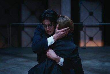 警察に追われる薪（板垣李光人）はたった1人で犯人と対峙！青木（中島