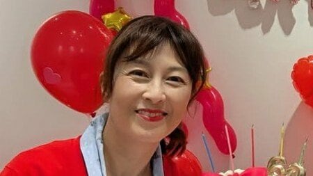 森尾由美 還暦迎え若かりし頃のセーラー服姿が描かれたケーキで祝福！真っ赤な風船が飾られた華やかな空間でのお祝いショットに「本当に変わらない」