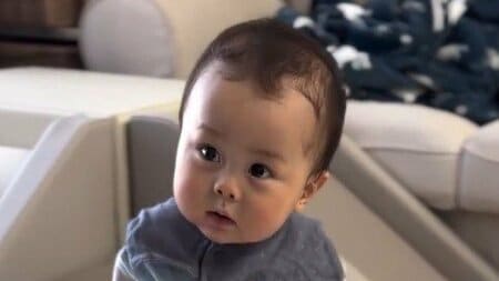 降りられなくて大ピンチ！？生後8ヶ月赤ちゃんがあんよをブラブラ考え中…もちもちほっぺたの一生懸命な姿に「可愛いなぁ」とメロメロ【激かわキッズ奇跡の瞬間】