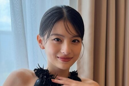 出口夏希 “透明感レベチ”な美肩際立つショット披露！「どこのお姫様かと」エレガントな黒ドレス着こなす姿に「天使超えて神様」