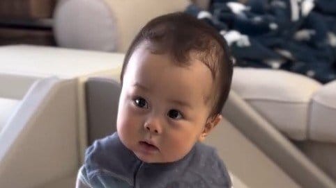 降りられなくて大ピンチ！？生後8ヶ月赤ちゃんがあんよをブラブラ考え中…もちもちほっぺたの一生懸命な姿に「可愛いなぁ」とメロメロ【激かわキッズ奇跡の瞬間】