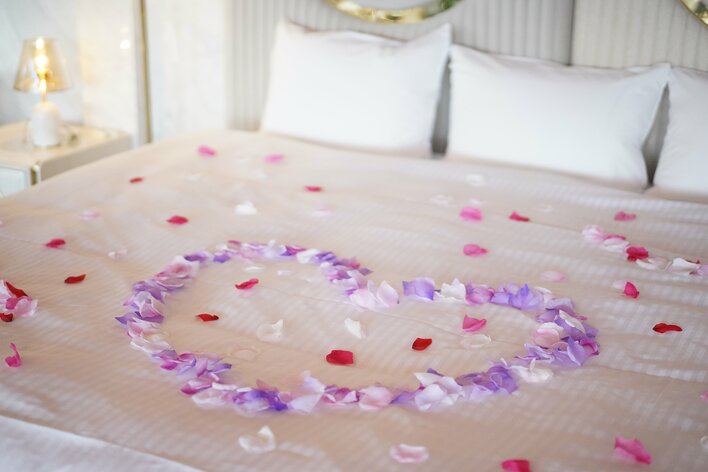 【愛知 知多半島】記念日を彩る新オプション ベッドを花びらで美しく演出する「Petal Decoration」提供開始｜～Glamping＆Resort～WOOD DESIGN PARK NOMA