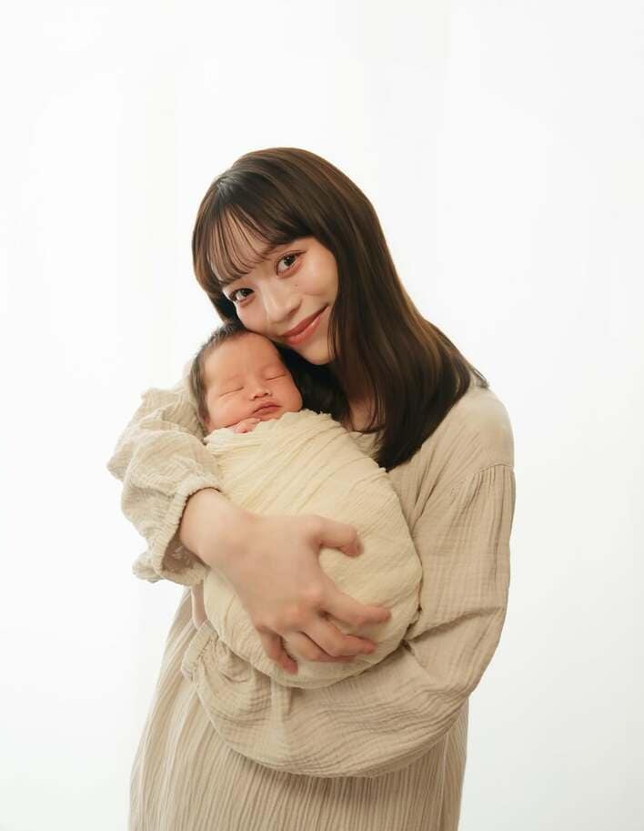 由布菜月 生後8日目の愛娘の“天使すぎる”ニューボーンフォト公開