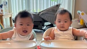 生後9ヵ月双子姉が妹を“強制連行”！驚異の脚力でずんずん突き進む姿に「ニヤニヤが止まらない」「何回も見てしまいました」【激かわキッズ奇跡の瞬間】