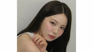 「すっぴんだと！？」NiziU・AYAKA ナチュラルな姿でディズニー満喫！シェリーメイとハグするショットに「なにこの癒やし空間」と反響