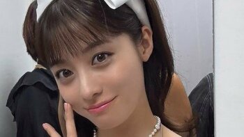 橋本環奈 “昭和アイドル”風に変身！美デコルテ際立つ純白衣装のキラキラショット披露に「完璧に仕上げててすごい」「とってもエモい」