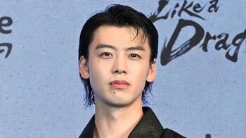 竹内涼真 ヒット祈願でハプニング！「大丈夫です、ほくろです」司会者からのフォローで無事に“目入れ”成功