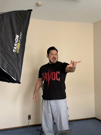 【取材風景をちょい見せ】We are HAVOC！明るく楽しく”世界最強タッグ”を目指す、全日本プロレス・芦野祥太郎が誌面に登場！「月刊スカパー！」2025年12月号が絶賛発売中！