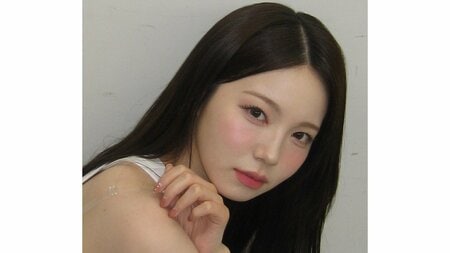 「すっぴんだと！？」NiziU・AYAKA ナチュラルな姿でディズニー満喫！シェリーメイとハグするショットに「なにこの癒やし空間」と反響