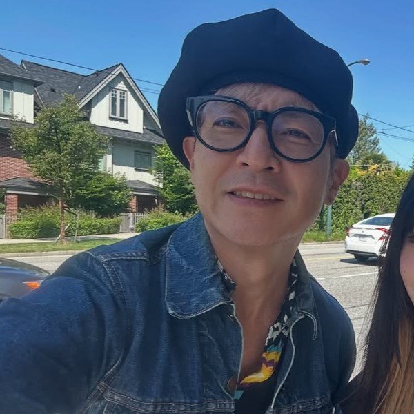 【画像11枚】つるの剛士の次女が披露した高校卒業式のブラックドレス姿を見る