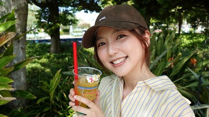 「やっぱプロ！！」真野恵里菜 家族とディズニーランド満喫！夫・柴崎岳がゲームを華麗にクリアする姿に「最短距離でゴール」「さすがです」