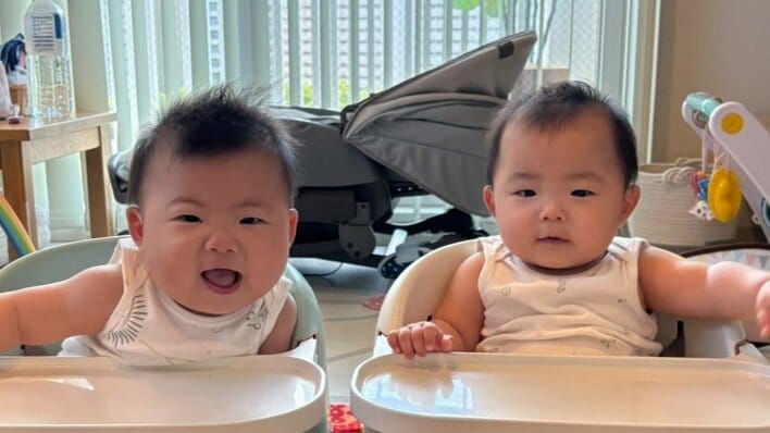 生後9ヵ月双子姉が妹を“強制連行”！驚異の脚力でずんずん突き進む姿に「ニヤニヤが止まらない」「何回も見てしまいました」【激かわキッズ奇跡の瞬間】