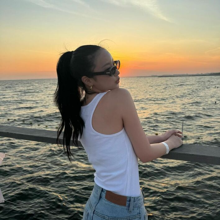 中町綾 海で黒髪オールバックポニテ×タンクトップ姿の夕日映えショット