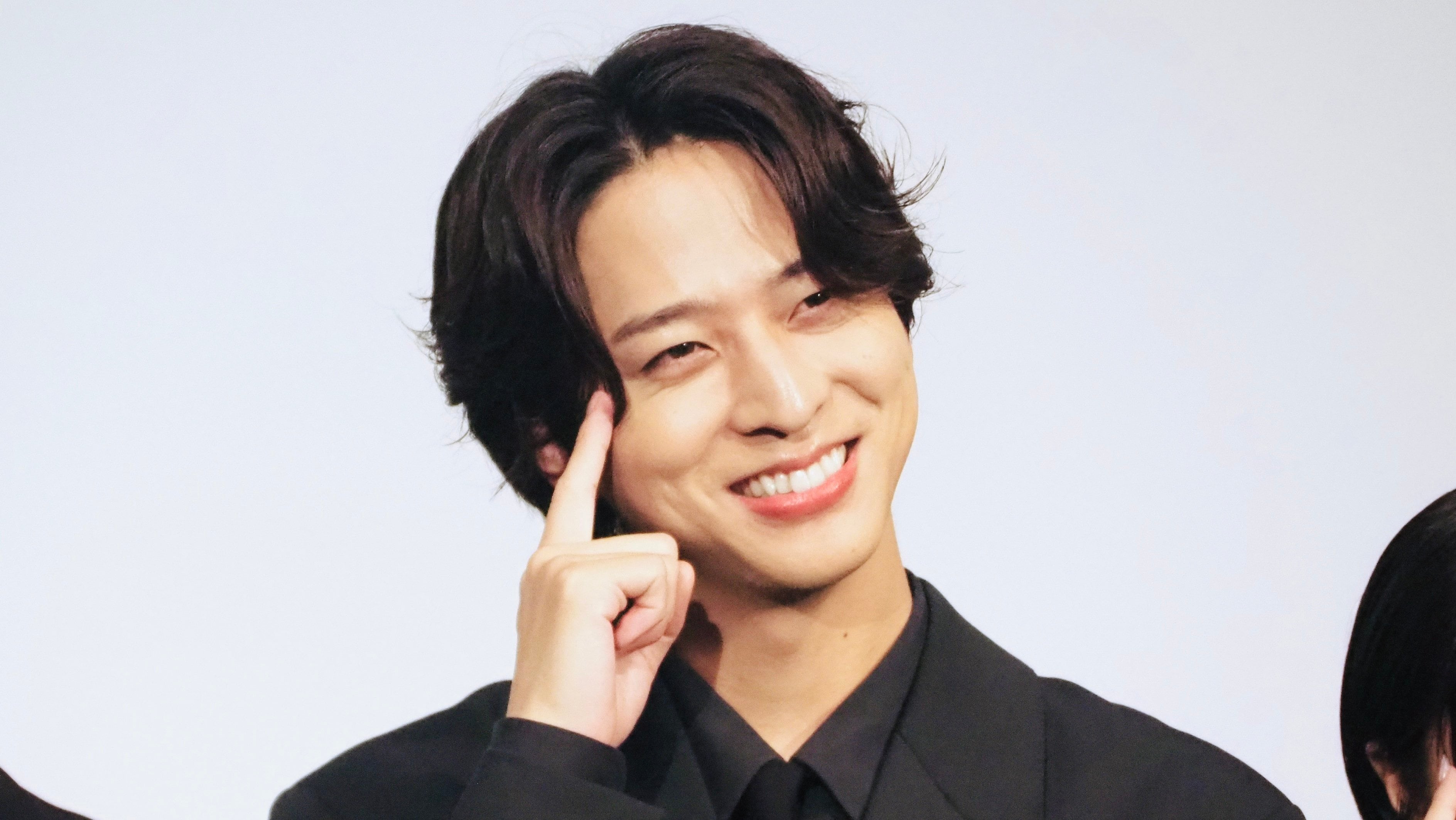 timelesz・寺西拓人 主演映画の撮影現場でエキストラに挨拶をしながら自己紹介！共演の西岡德馬も「テラがかわいらしい」と気遣いを絶賛