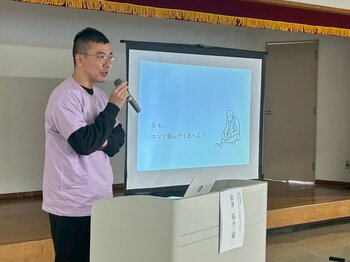 「笑い」を軸に学生と地域をつなぐ、佐賀大学でDX支援企業と漫才師が講義佐賀県で産学連携の地方創生プロジェクトが始動