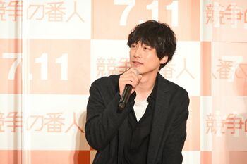 坂口健太郎「ちょっと恥ずかしい！」杏らがサプライズで誕生日をお祝い
