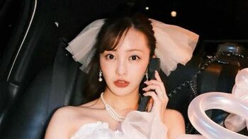 板野友美 披露宴お色直しで娘とおそろい理想のドレス姿＆母手作りアクセ披露！二次会でのミニドレス×リボンスタイルも