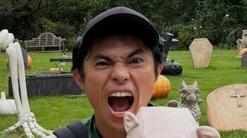 「成長してる！」小島よしお 1歳息子とハロウィン満喫の親子ショット公開！キュートなかぶり物姿でカボチャに囲まれる様子に「癒やされました」