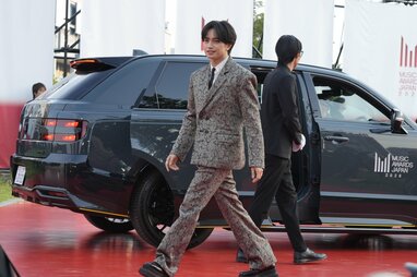 中島健人 重厚感のあるスーツで登場！ハートポーズを見せたり手を振っ