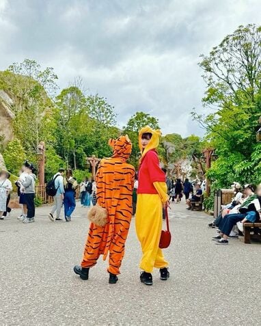 スタイルのいいプーさん」鈴木えみ 娘たちとハロウィンディズニーへ
