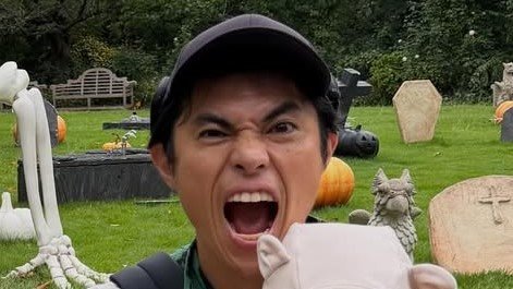 「成長してる！」小島よしお 1歳息子とハロウィン満喫の親子ショット公開！キュートなかぶり物姿でカボチャに囲まれる様子に「癒やされました」