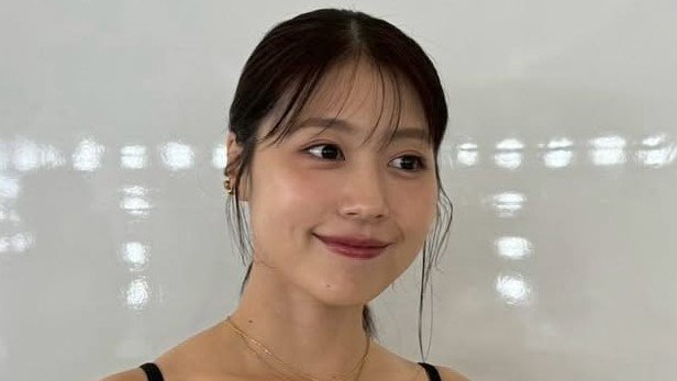 有村架純 “美デコルテ”際立つ黒のキャミ姿を披露！濃い赤リップで大人っぽい雰囲気に「惚れ惚れする美しさ」