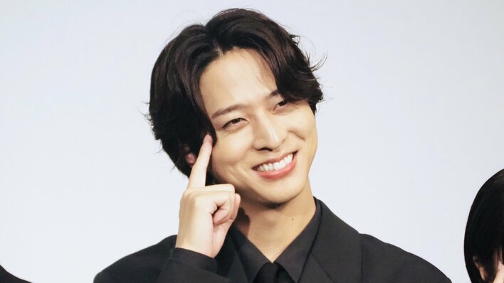 timelesz・寺西拓人 主演映画の撮影現場でエキストラに挨拶をしながら自己紹介!共演の西岡德馬も「テラがかわいらしい」と気遣いを絶賛