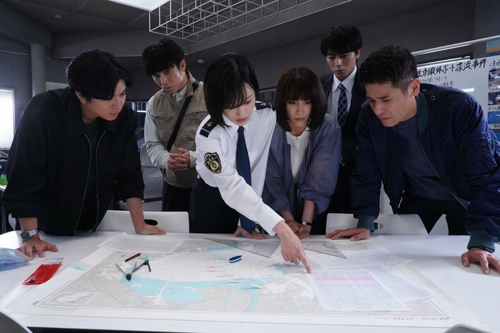 佐藤隆太主演『新東京水上警察』チーム碇の捜査会議、水と油バディ＆署長×課長の管理職コンビほか場面写真が解禁！<br />