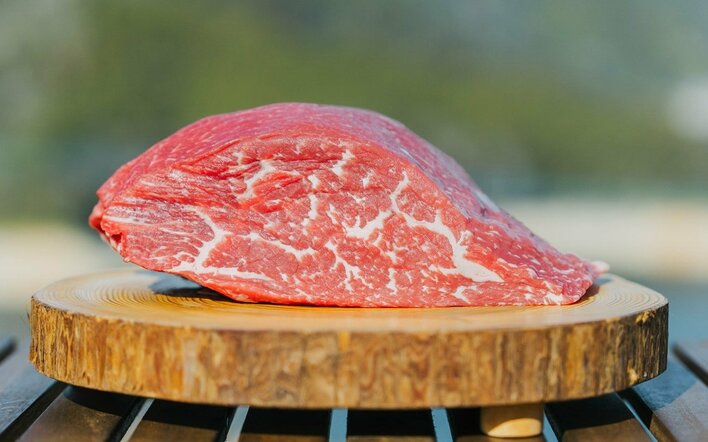 流通量0.1%未満の希少和牛「土佐あかうし」をJAL国際線ファーストクラスシェフが監修 / 高知・土佐れいほくで味わう“静けさ”のガストロノミー体験「The Pure」提供開始